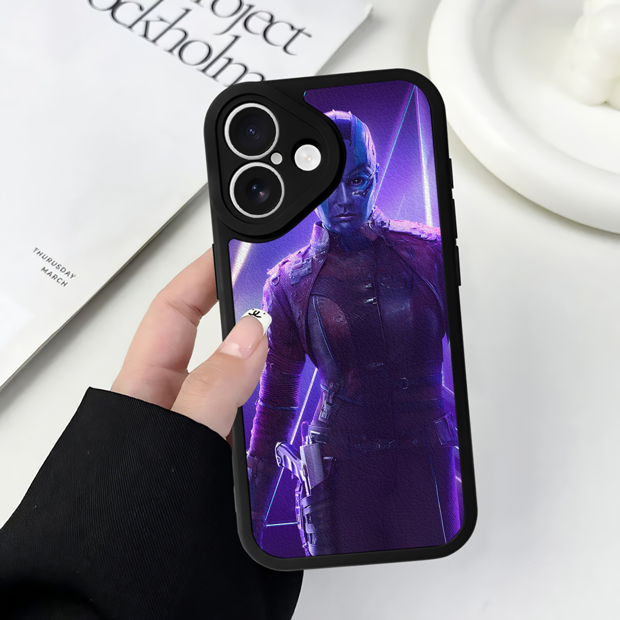 （画像用） アベンジャーズ The Avengers 【iPhone 16シリーズ対応】シリコンスマホケース（レザー調） 材質：シリコン